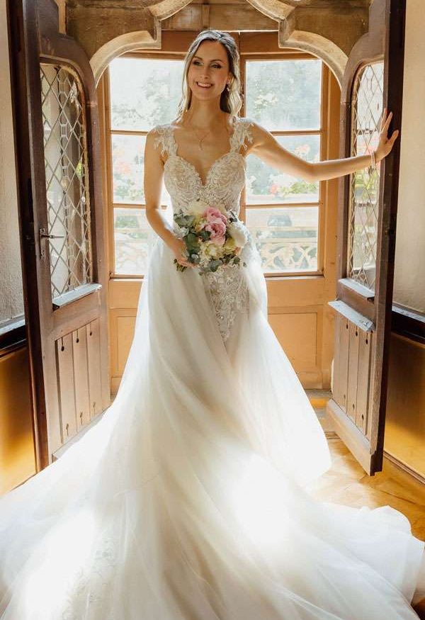 Turtel & Täubchen Real Bride Christina in Fit and Flair mit Überrock