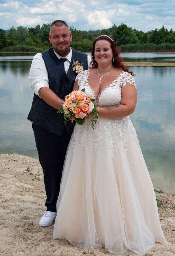 Real Bride Julia Turtel & Täubchen - Curvy Brautkleid und Anzug