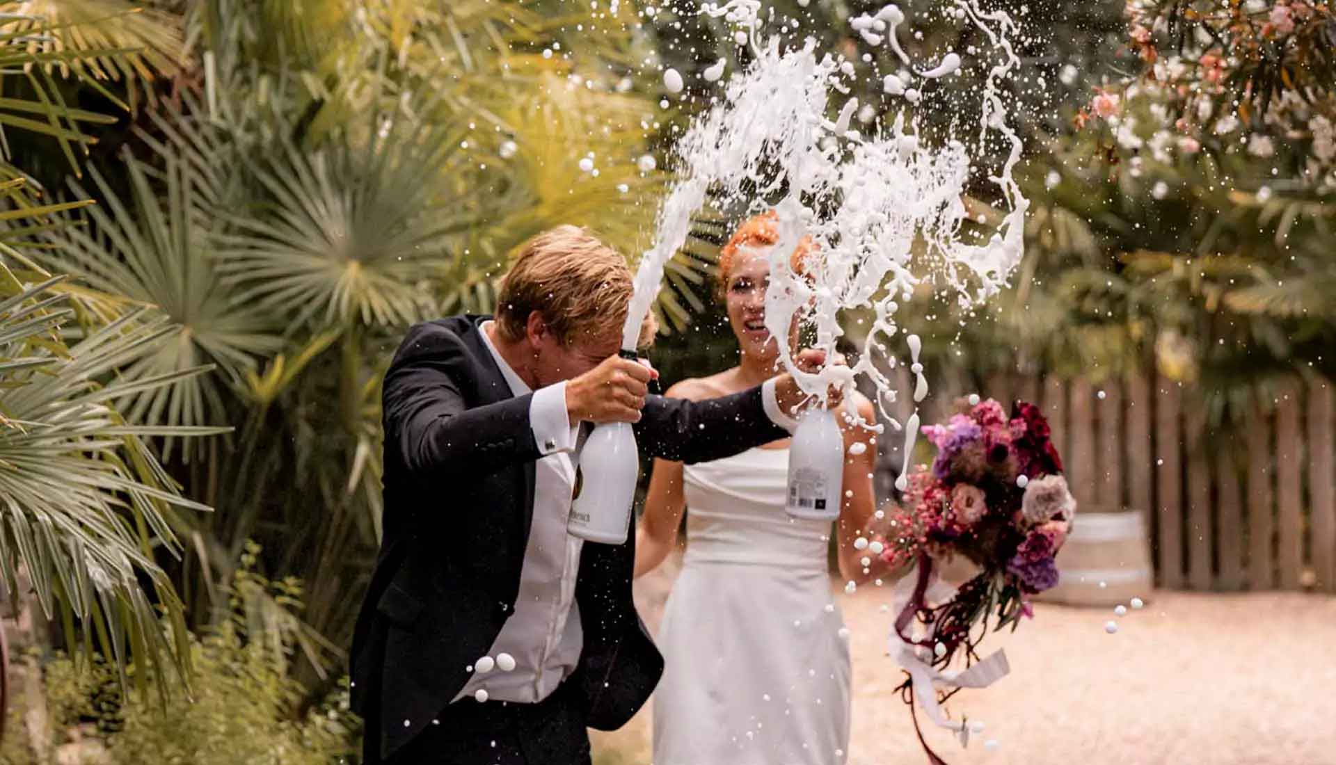 Standesamtkleid kurz und Smoking in schwarz moderne Brautmode