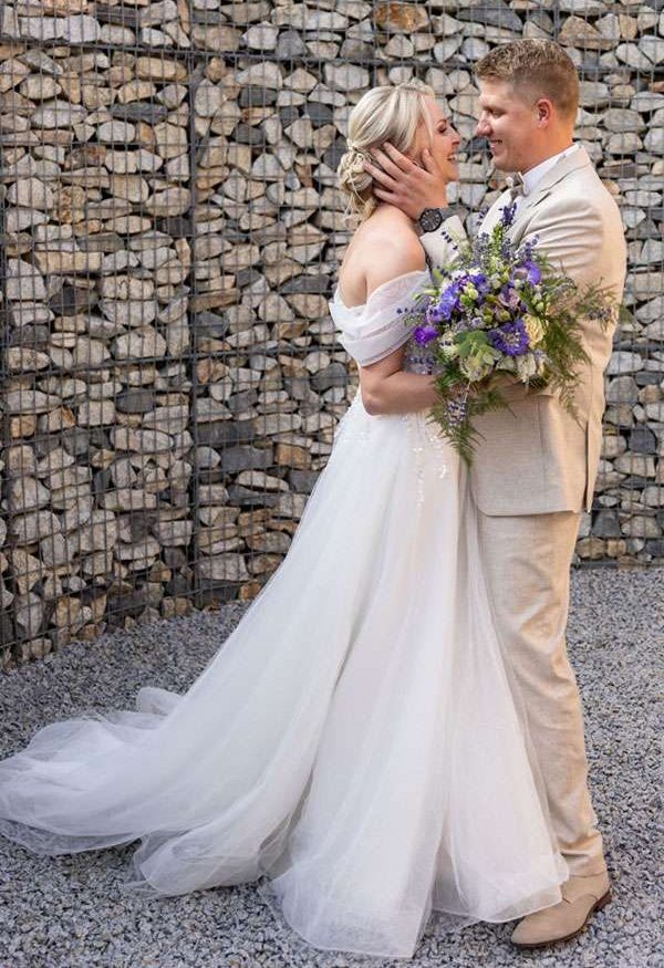 Real Couple von Turtel & Täubchen, zauberhaftes Brautkleid und Bräutigamanzug