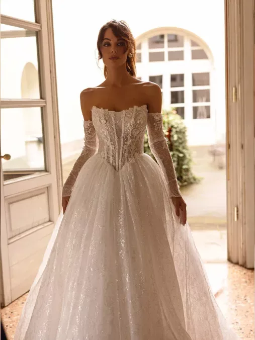 Brautmoden und Hochzeitsmode 2026 und 2027 Deggendorf Hochzeitskleider mit Glitzer und abnehmbaren Ärmeln